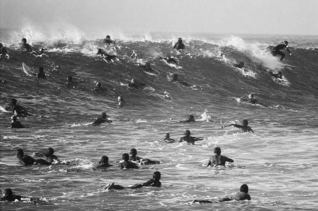 Spot de surf saturé - trop de surfeurs à l'eu